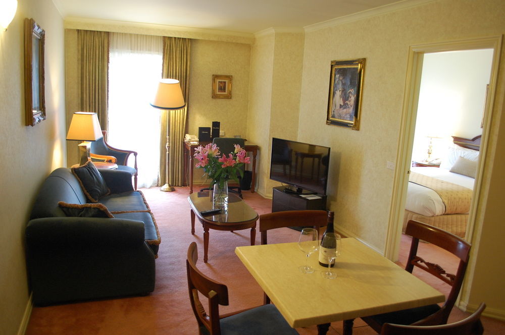 Canterbury International Hotel Forest Hill Buitenkant foto